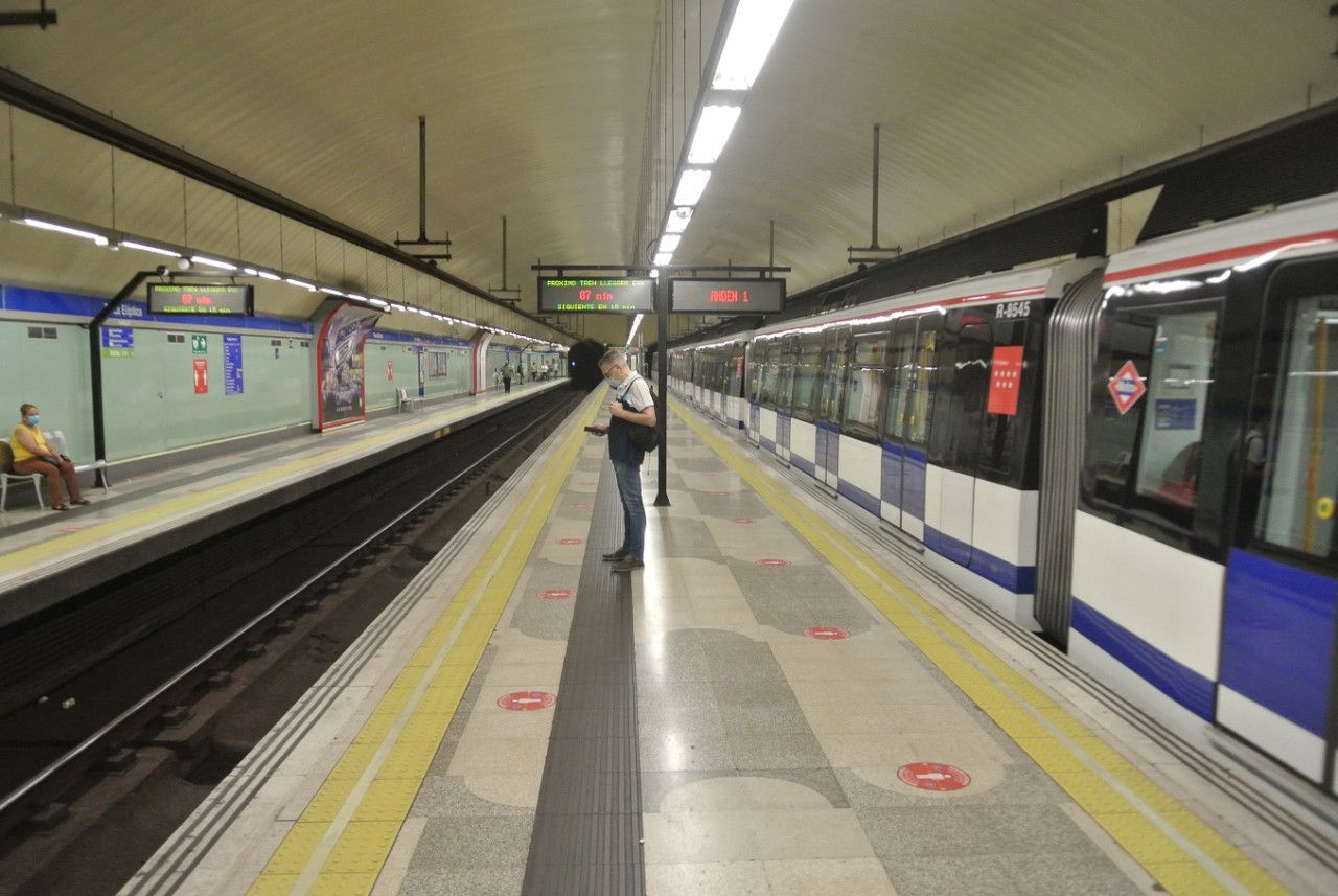 V nejvytenjch stanicch okrun linky 6 jsou nstupit po obou stranch vlak.