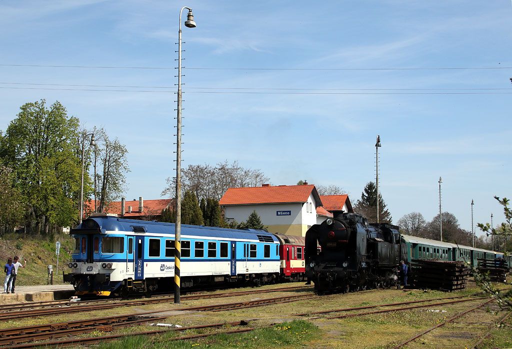 Soupravy vlak� Sp 1939 a Zvl.Sp 10701 odstaven� ve M�en�.