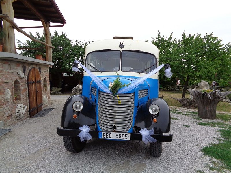 P�ed hotelem Dominant, mezi 2 Karosami Bors B�eclav a stanovi�t� �idi�e