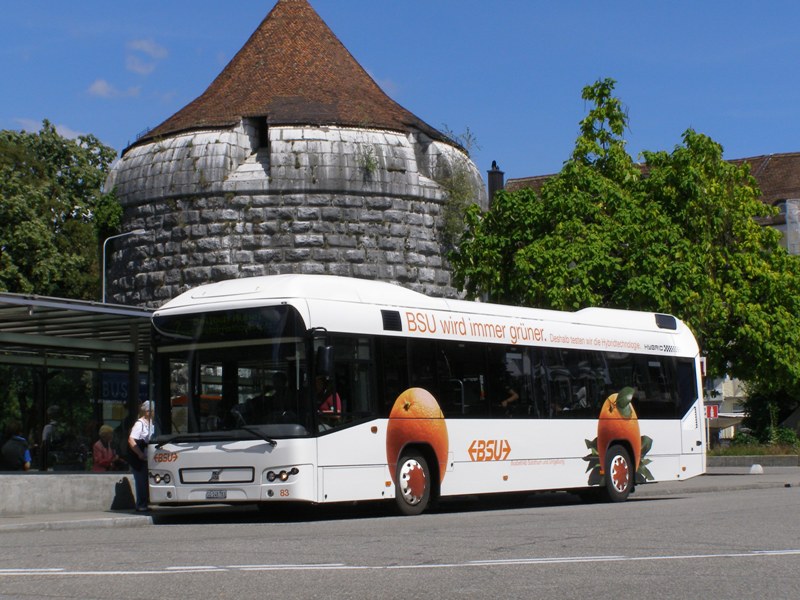 Hybridn autobus Volvo SO 148783, na zastvce Amthausplatz, linka 2, smr Bellach