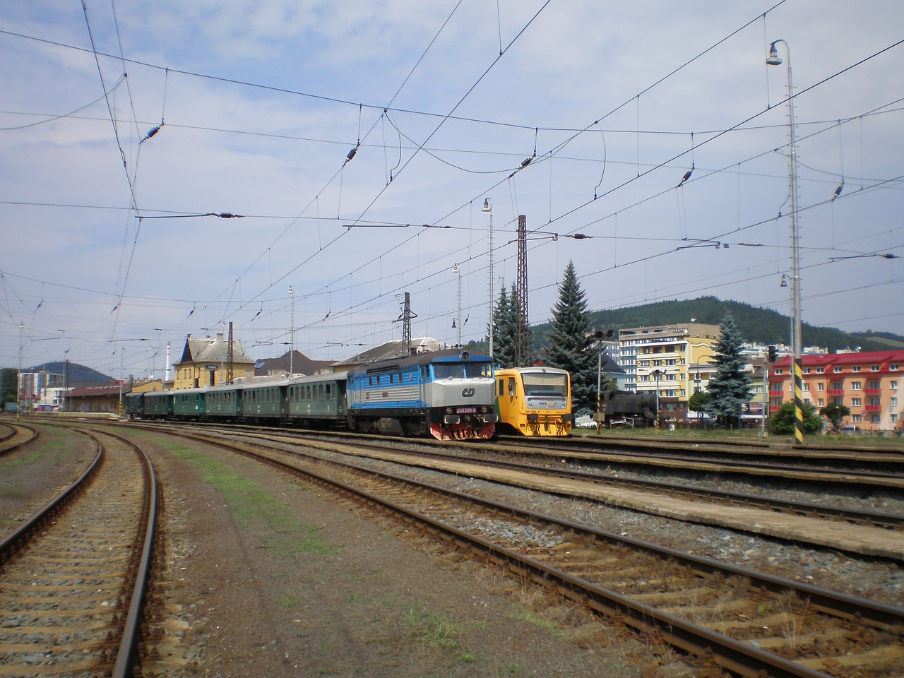 Zde se opt potkv dvojika regionov al osobn vlak do Velkch Karlovic s odpovajc Bertico