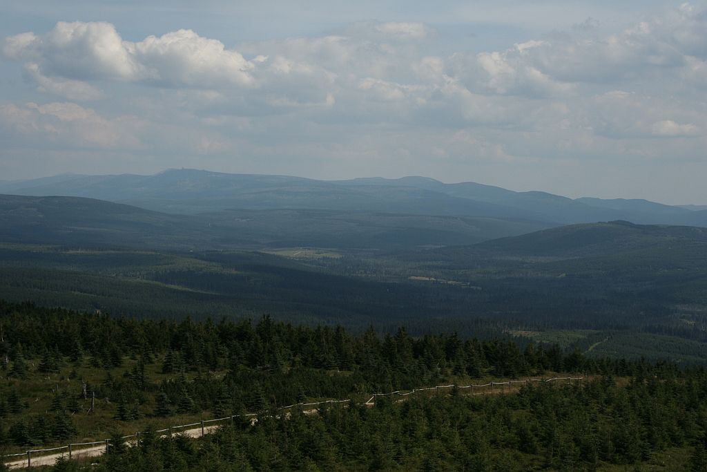 Pohled přes Jizerské směrem ke Krkonoším.