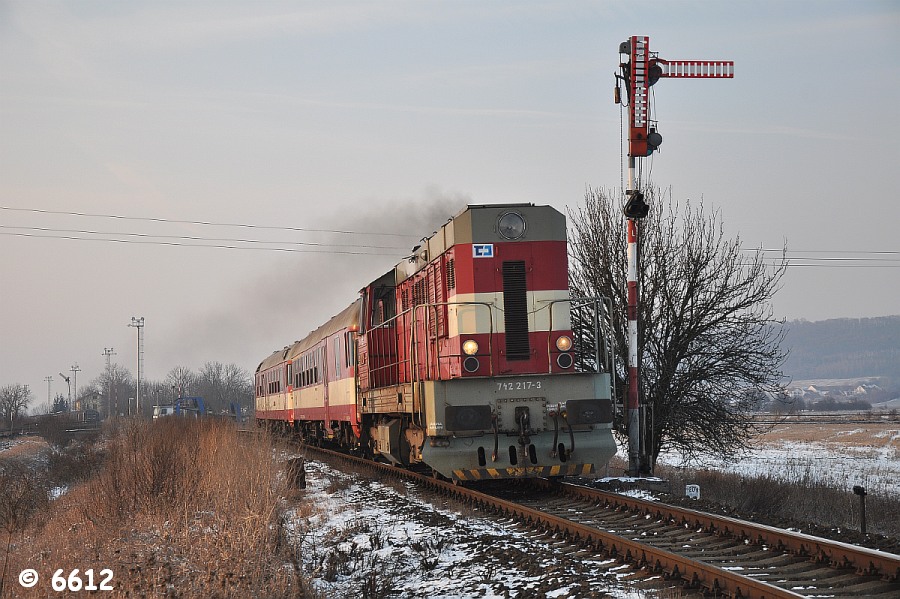 Souprava 742.217+954.205+854.014 odjd ze stanice Dobrovice coby vlak R1115, 10.2.2012