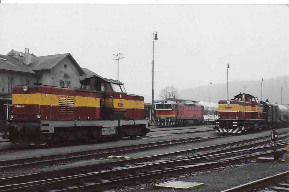 skupina stroj na Boleslavskm ndra 14.11.1994 - vlevo 130,vpravo 057 a uprosted 3001