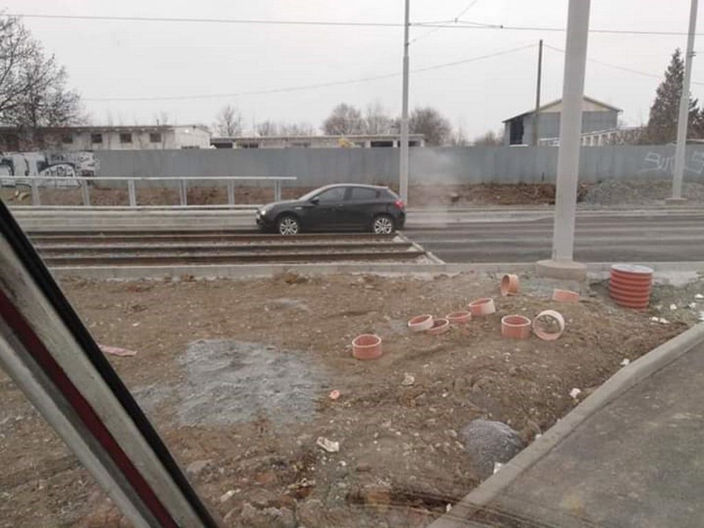 Auto v kolejiti na nov tramvajov trati na Borsk pole. Plze, 21.1.2020 Zdroj: FB, J. Veselk