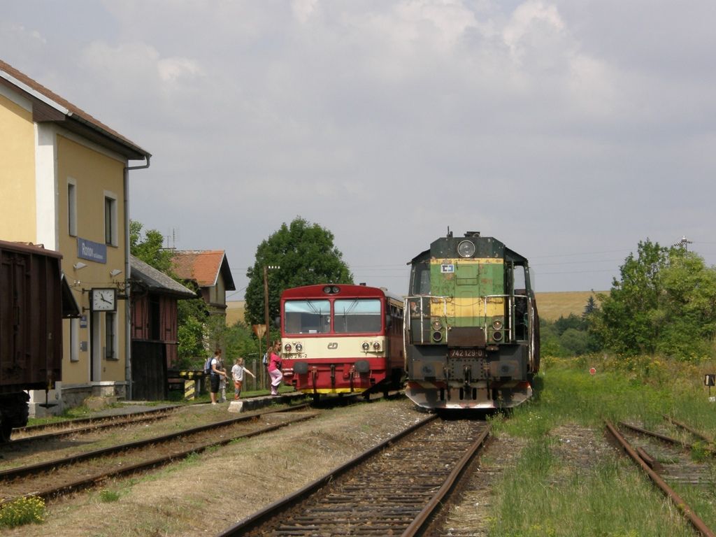 Mn 85061 p�i k�i�ov�n� s Os 15916 (810.216-2); Ronov n.D., 28.7.2010