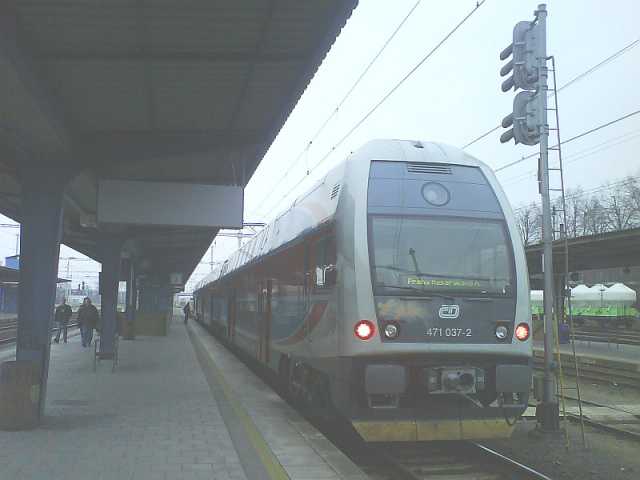 471 037 na vlaku 2303 v 06:27 v Lovosicch. Kvalita mrn focen mobilem.