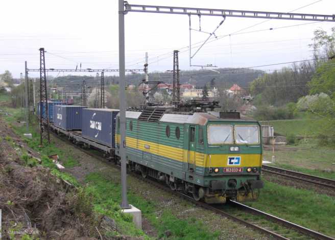 163.033 s kontejnery do Uh��n�vsi?, vagony typu PKP Sgs, 2 Sdgmnss..., Praha-Kyje, 24.04.