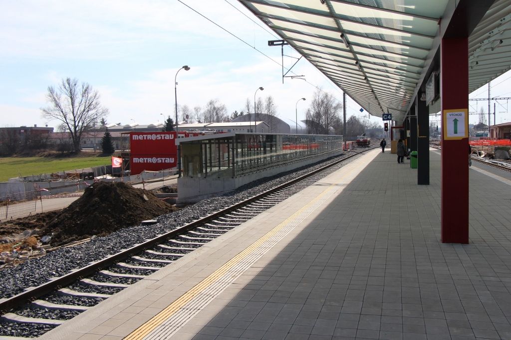 ostrovn� n�stupi�t� - pohled k v�stupu do Kozovazsk� ulice