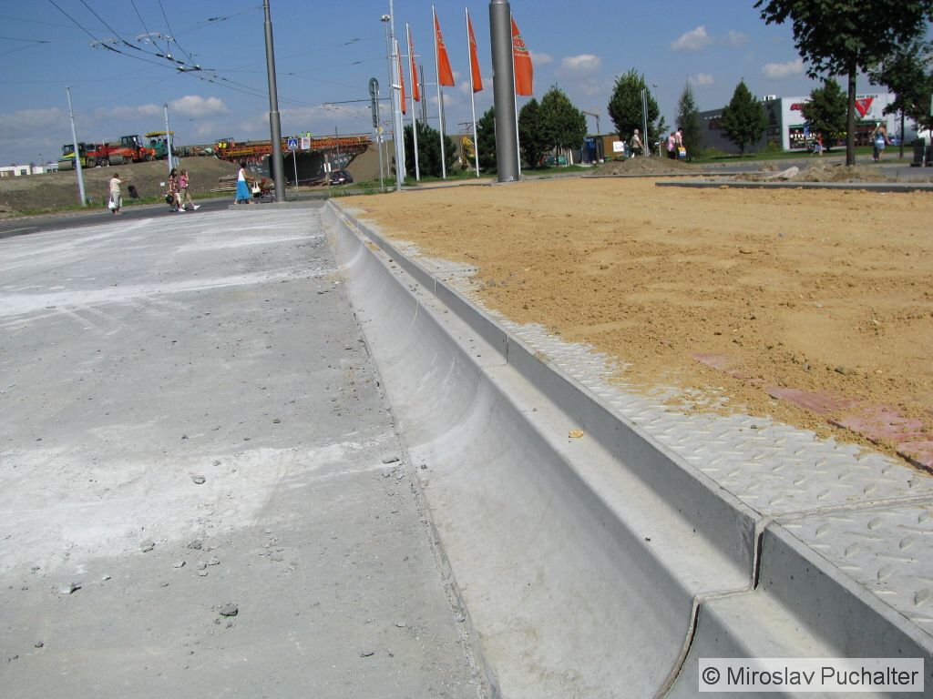 Obrubn�ky kasselsk�ho typu. Narozd�l od ostatn�ch v Opav� jsou tyto z betonu.