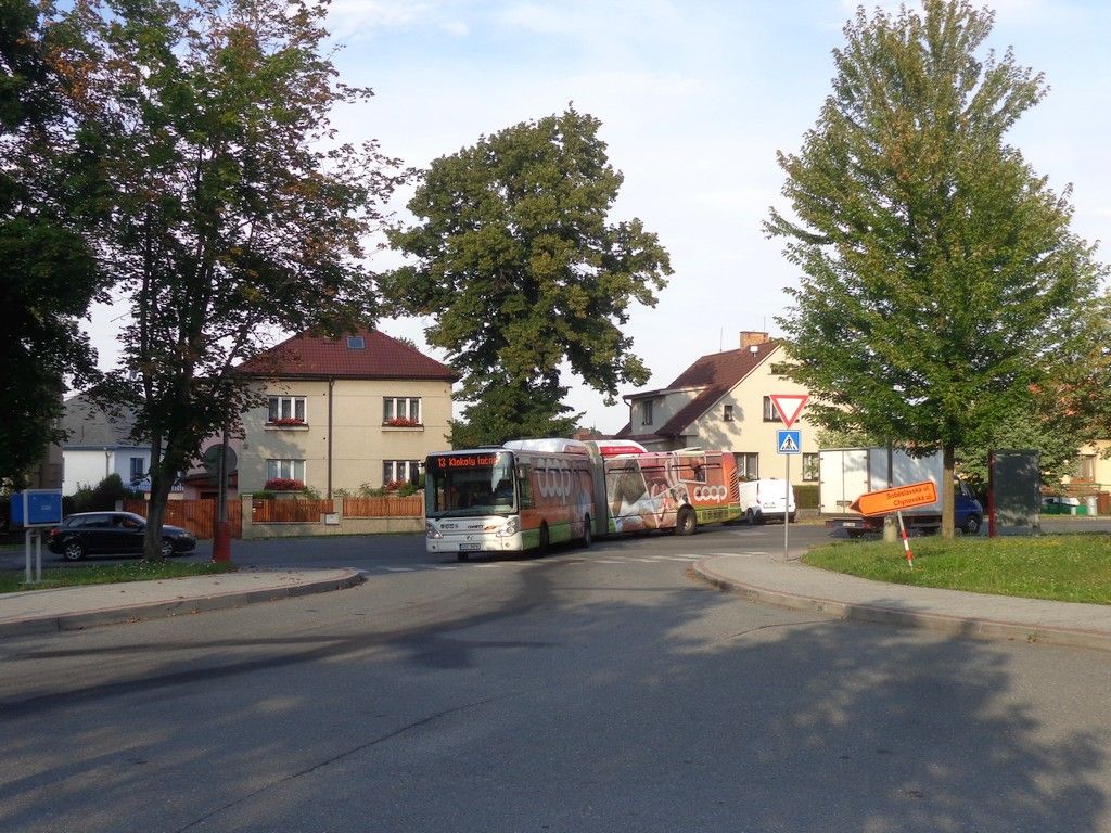 Autobus odbouje do Nchodsk ulice, kudy bn MHD nejezd.