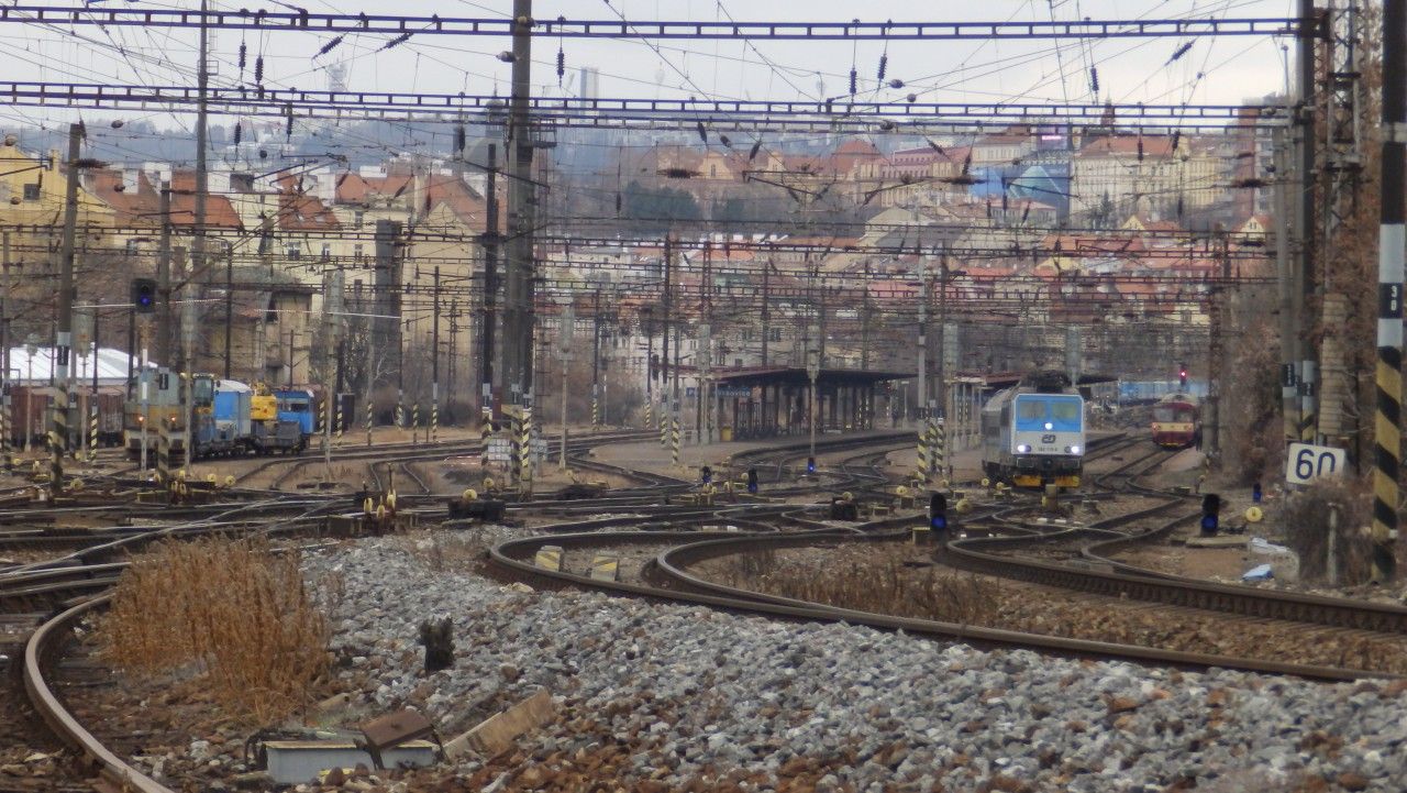 R 715 odji�d� ze �st. Praha Vr�ovice os.n. 6.1.2018