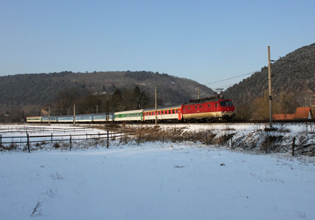 350 003 R 757 Karl�tejn