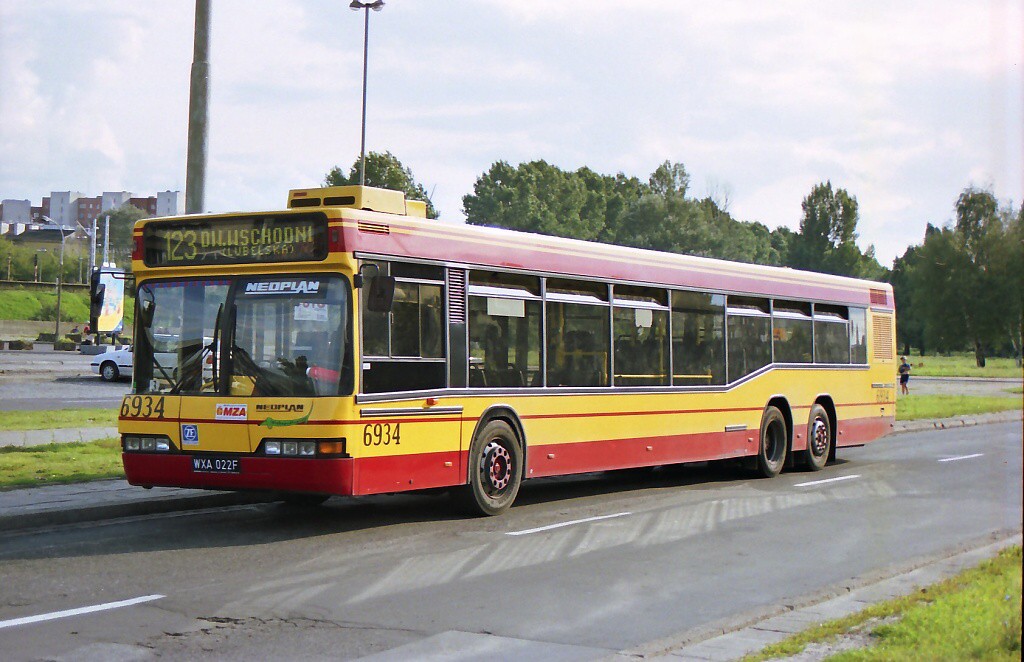 11.08.2001 - Warszawa Wsch. Bus. Neoplan ev..6934 l..123