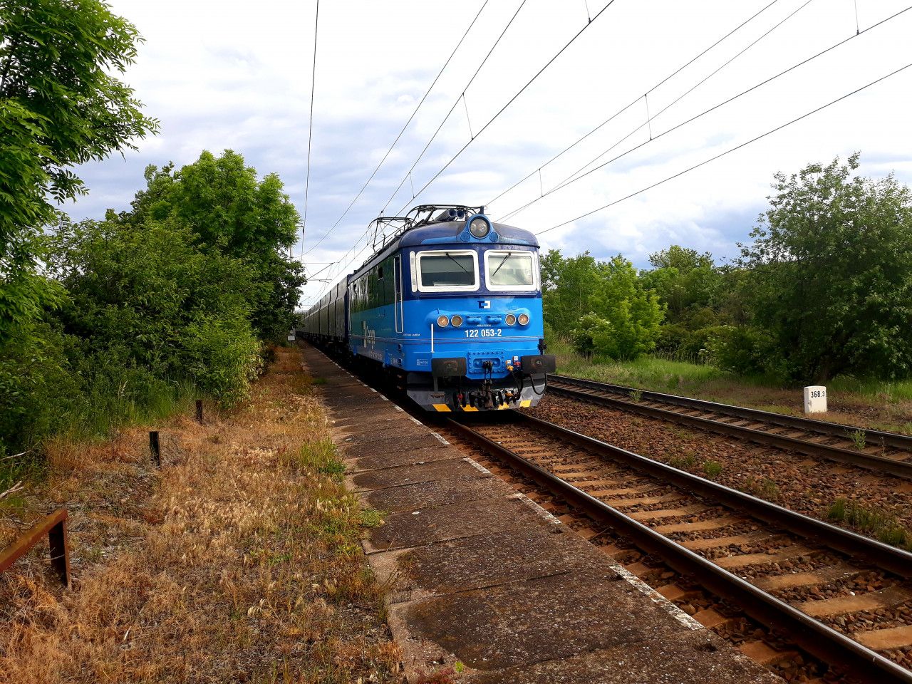 Lokomotiva 122.053 D Cargo projd s nkladnm vlakem zastvku Mal jezd. (30.5.2020) 