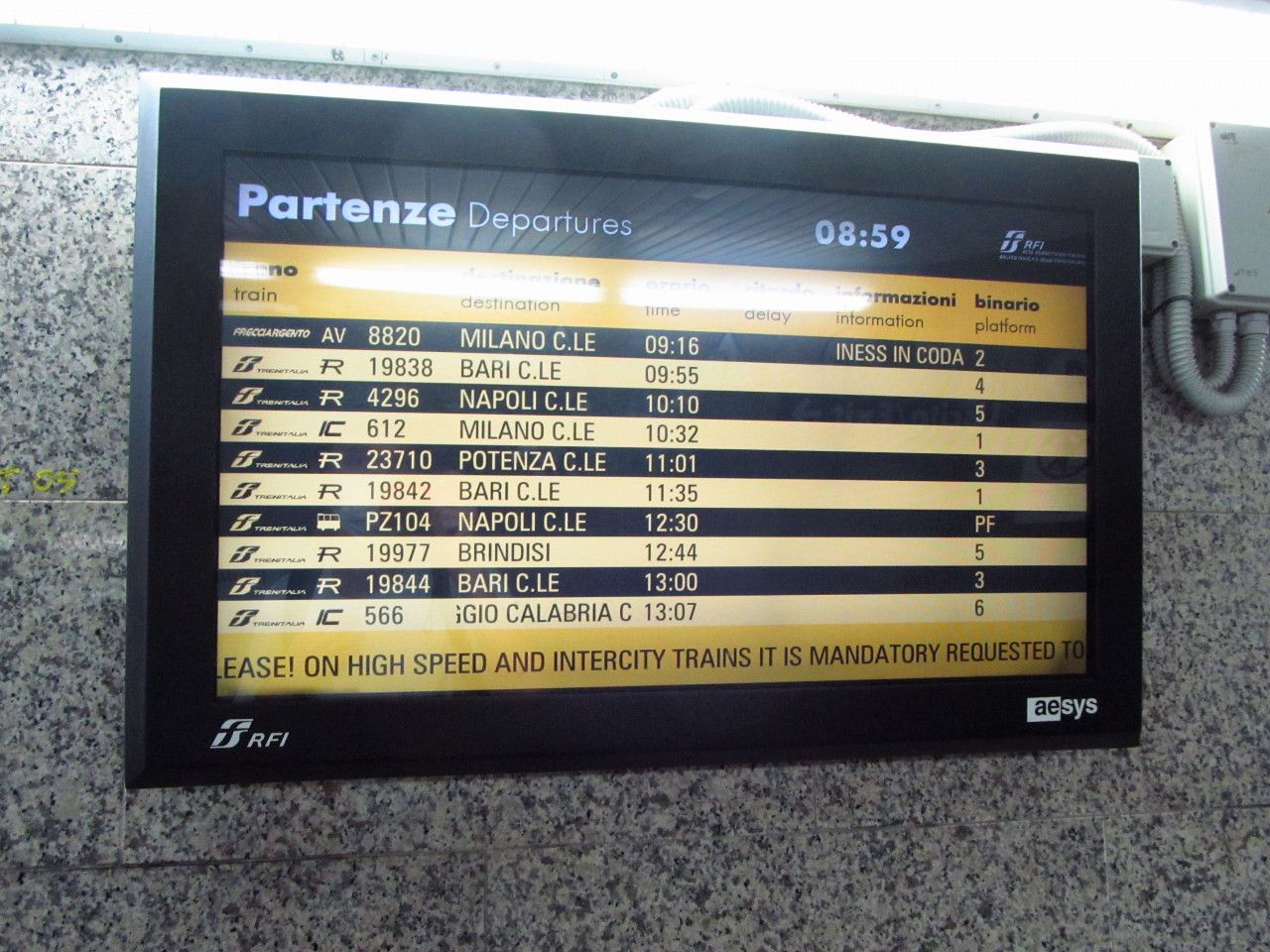 Taranto m 200 tis. obyv., ale ndra barirov, vlakov spojen na vechny strany dk...