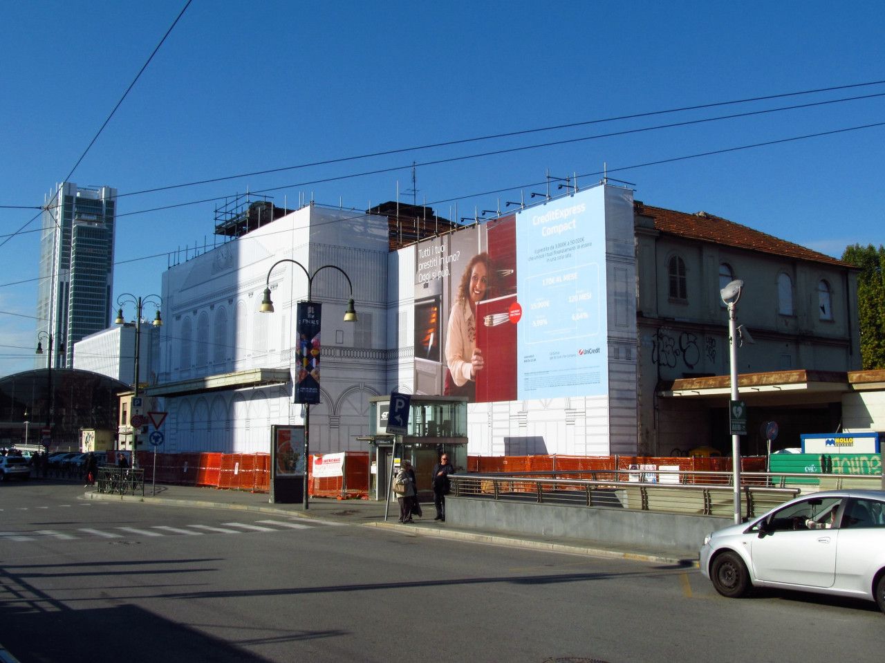 Pv. budova st. Torino Porta Susa prochz opravou; vlevo vzadu nov ndra