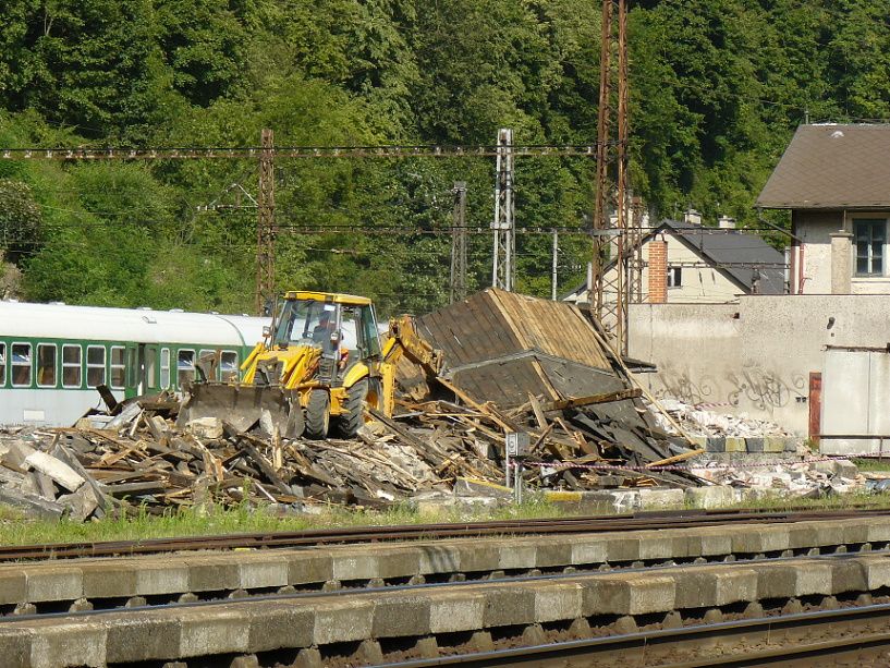 �st� nad Orlic� 24.7.2013 posledn� zbytek st�echy