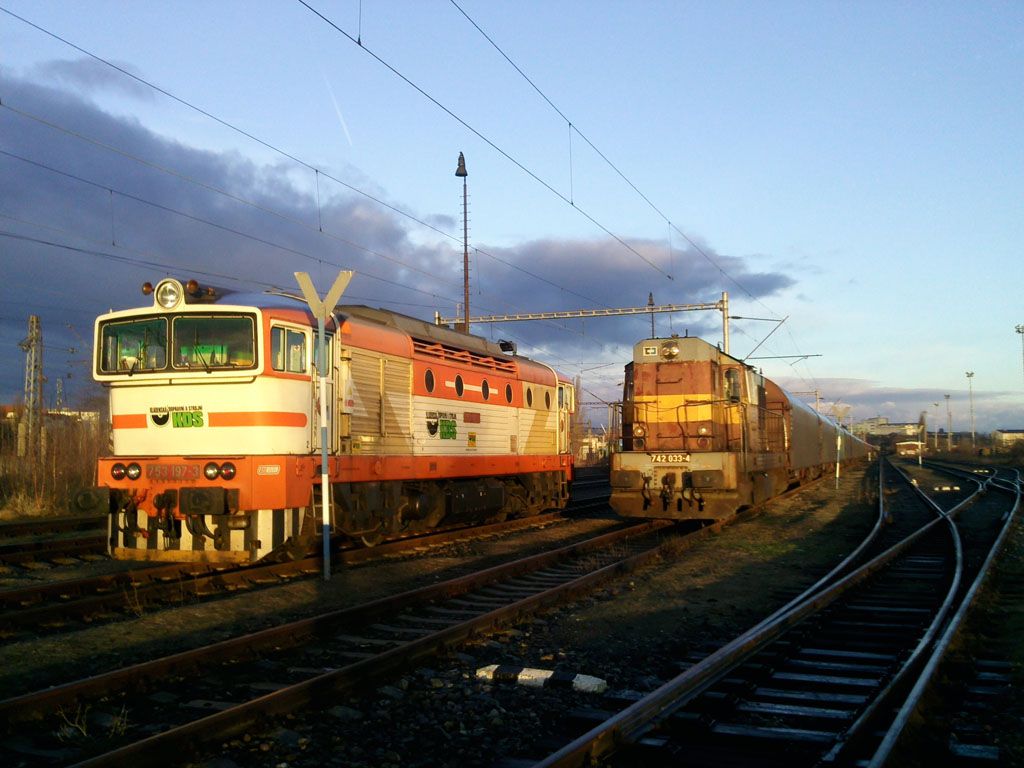 742.033-4 a 753.197-3 v Plzni na popel�ch za svitu rann�ho slunce,15.1.2011