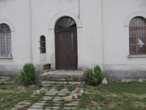 Pohled na n�dra�n� budovu z opa�n� strany ne� od koleji�t�. O kter� n�dra�� jde?