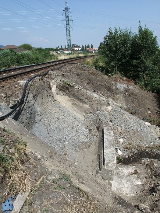 zde z�ejm� odhalen� p�vodn� klenba mostku