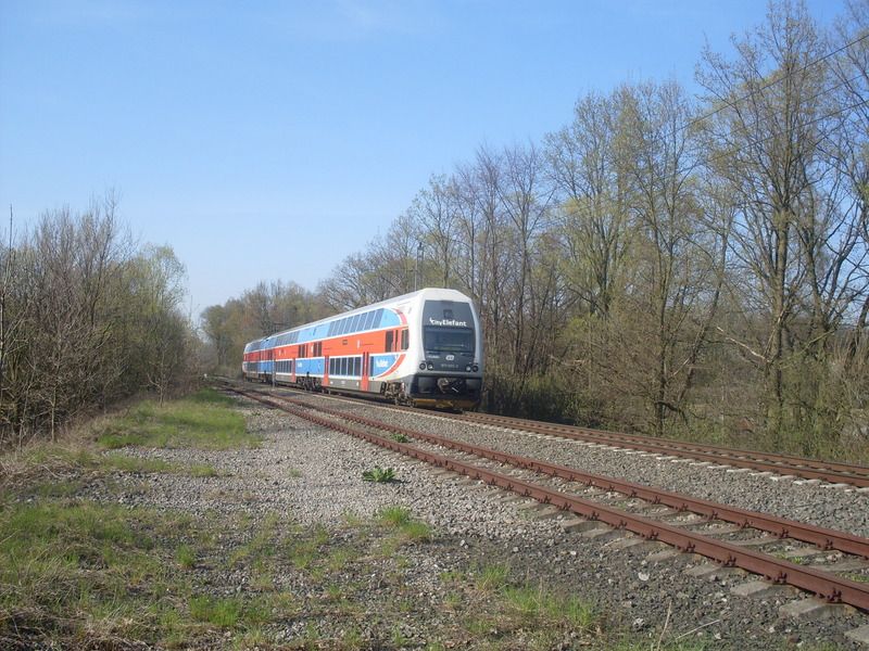 Zde na t�lese vle�ky je vid�t, �e chyb� t�et� kolej. V t�lese je prostor po kolejov� v�ze.