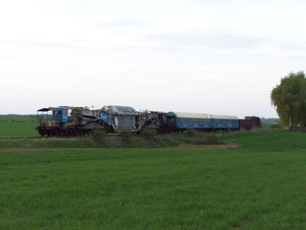 Vlak s trafem uhn 50 kilometrovou rychlost smr Jaromice 30.4.2010(foto Pavel Valenta)