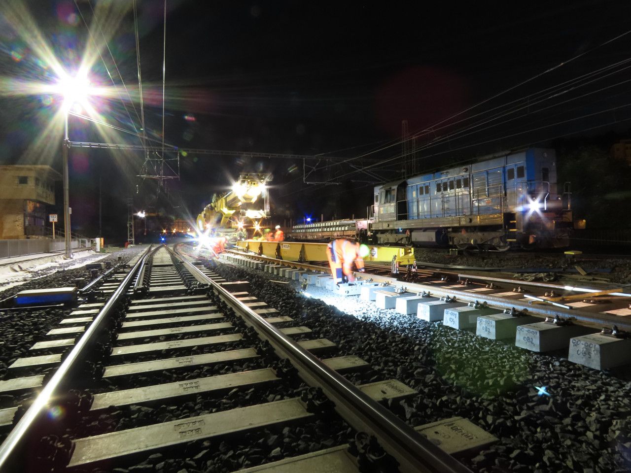 Praha-Vr�ovice 2.6.2020 - pokl�dka v�hybek kolejov�m je��bem Gottwald na most� Otakarova
