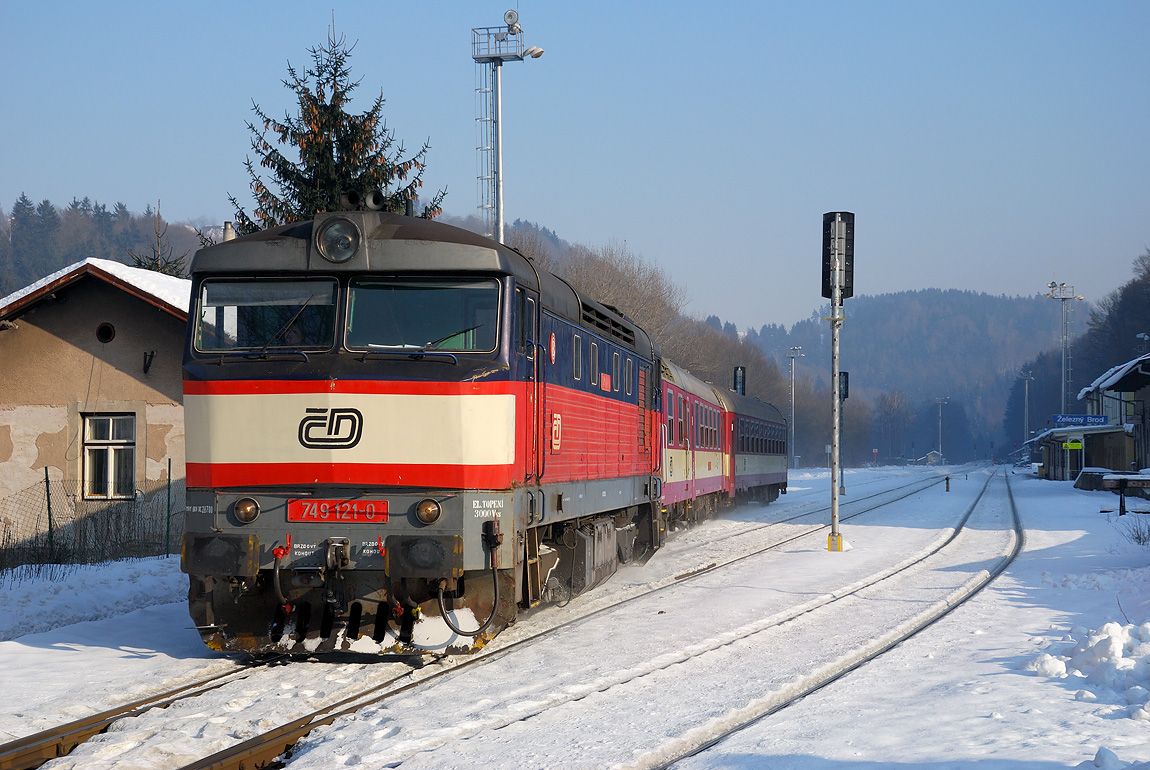 749 121-0 proj�d�j�c� �elezn�m Brodem s chc�plou 854.033