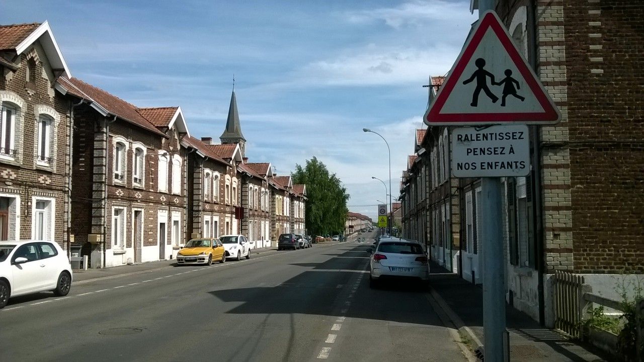 Bruay-en-Artois, hornick ulice vedouc k bvalmu dolu Haillicourt, 18. ervence 2015