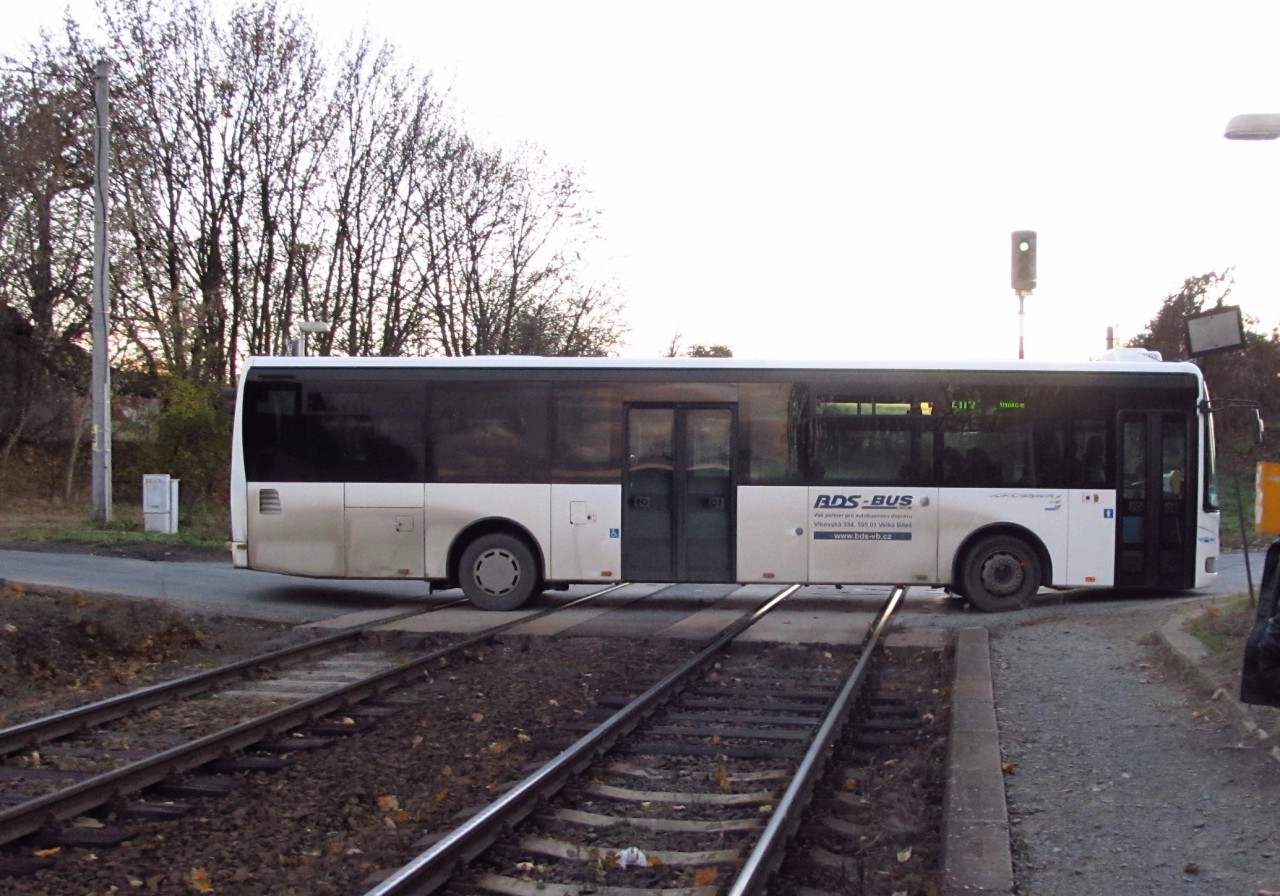Autobus dopravce BDS-BUS na spoji obsluhovaném dopravcem BusLine, Troubsko 10. 11. 2015