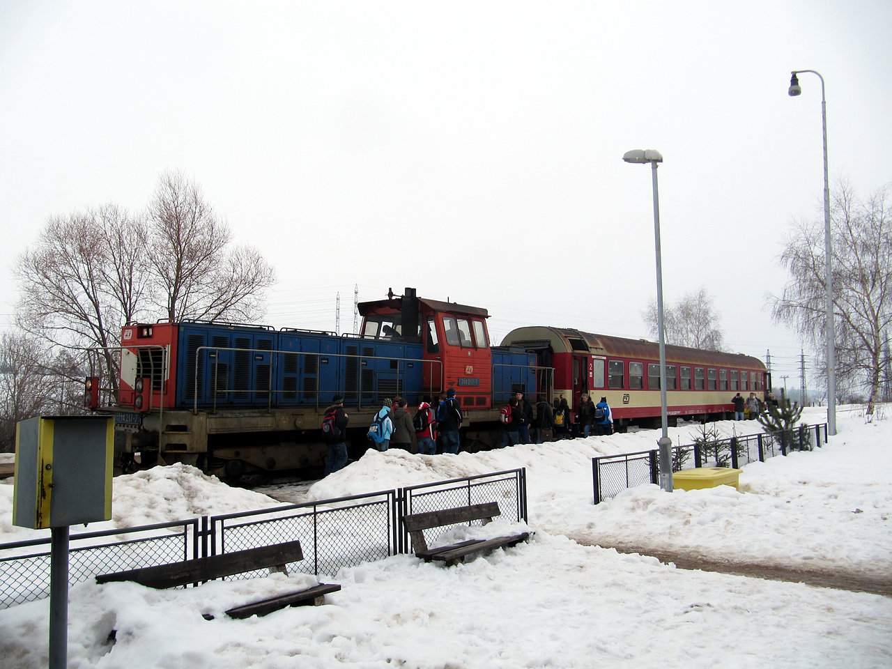 Inkriminovan� vlak 5526 ve V�estarech. Dovezl +20, zde z�skal dal��ch 10 �ek�n�m na k�i�uj�c� Os
