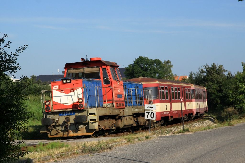 Sp1892 v �ele se 714.214 veden� kv�li v�luce odklonem p�es Prahu Zli��n, 5.8.2013