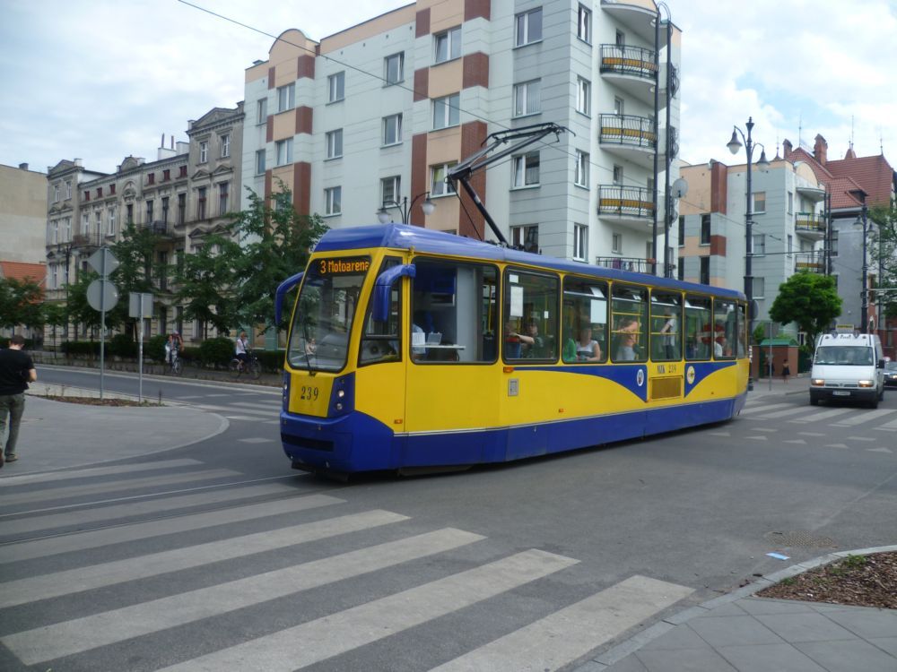 Op�t modernizovan� Konstal nedaleko vozovny.