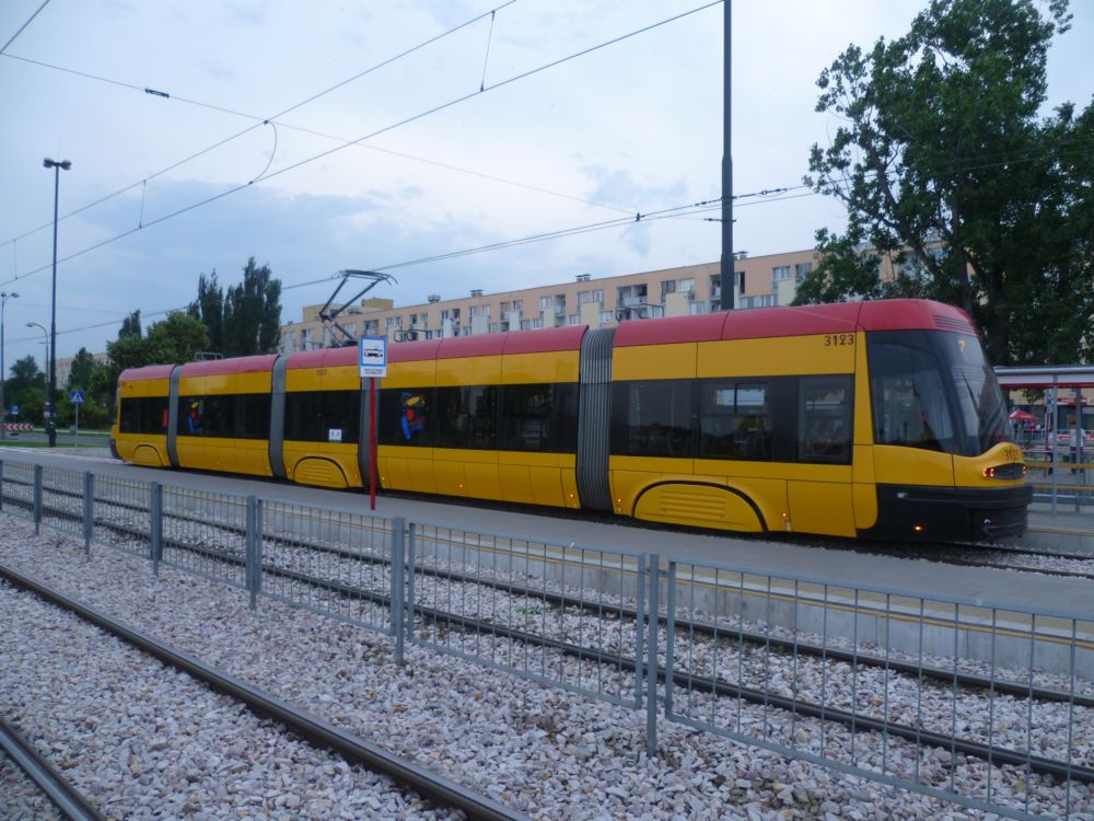 Warszava Wschodnia - modern tramvaj od Pesy