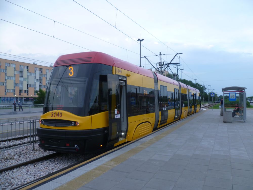 Warszava Wschodnia - modern tramvaj od Pesy.