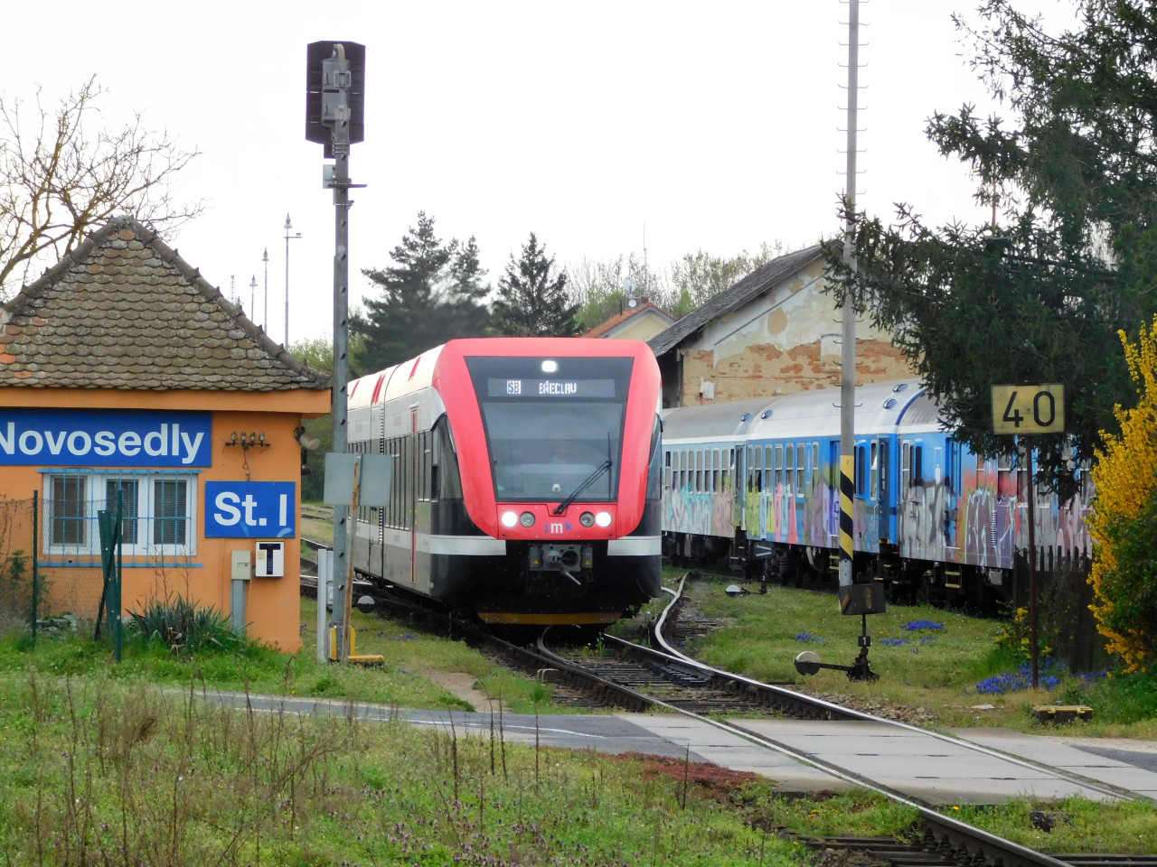 ... a o 5 m�s. d��ve: hromada star�ho �rotu + vedle slu�n� z�novn� vozy (a te� jen 