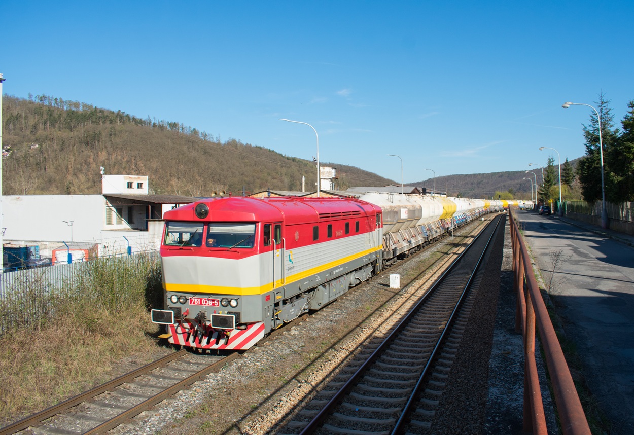 751 036 - Beroun - Z�vod� - obsluha vle�ky Swisspearl_07.04.2026