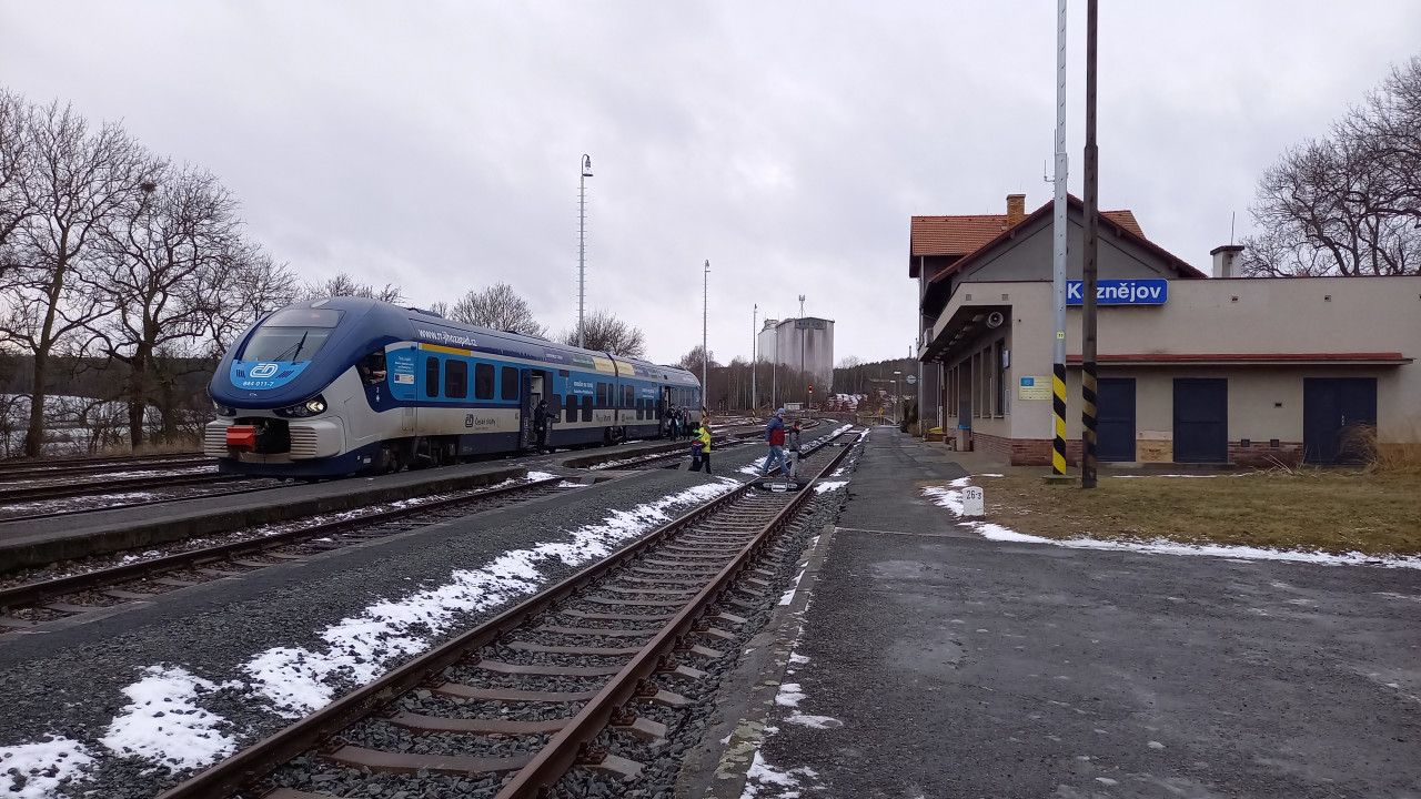 Regioshark 844 011-7 jako Os 7604 v ST. Kaznjov (odjezd 14h50m) smr ihle. 9.1.2021