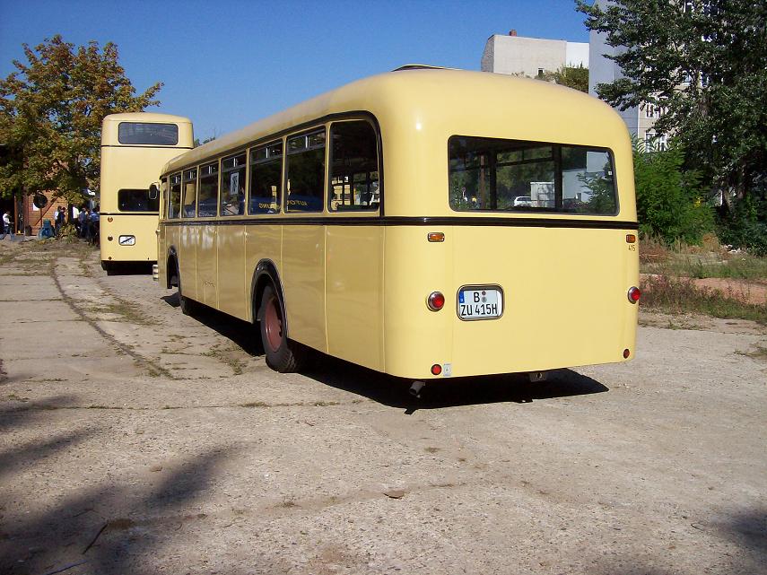 Historick autobus pi dni otevench dve v Monumentenhalle v roce 2009