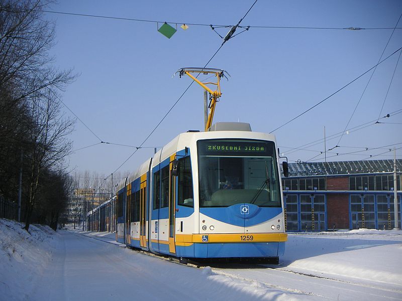�pln� nov� 1259 p�i p�ed�n� do vozovny Poruba.