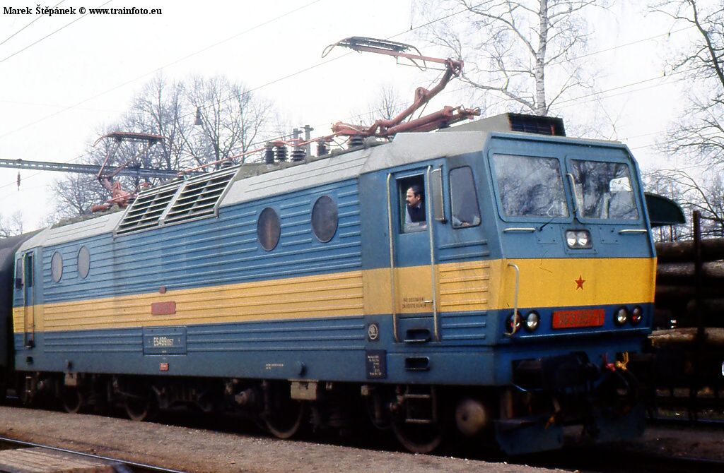 363.057-1, Os 8302 ( Vesel� nad Lu�nic� - Jihlava, Jind�ich�v Hradec, 4.4.1987
