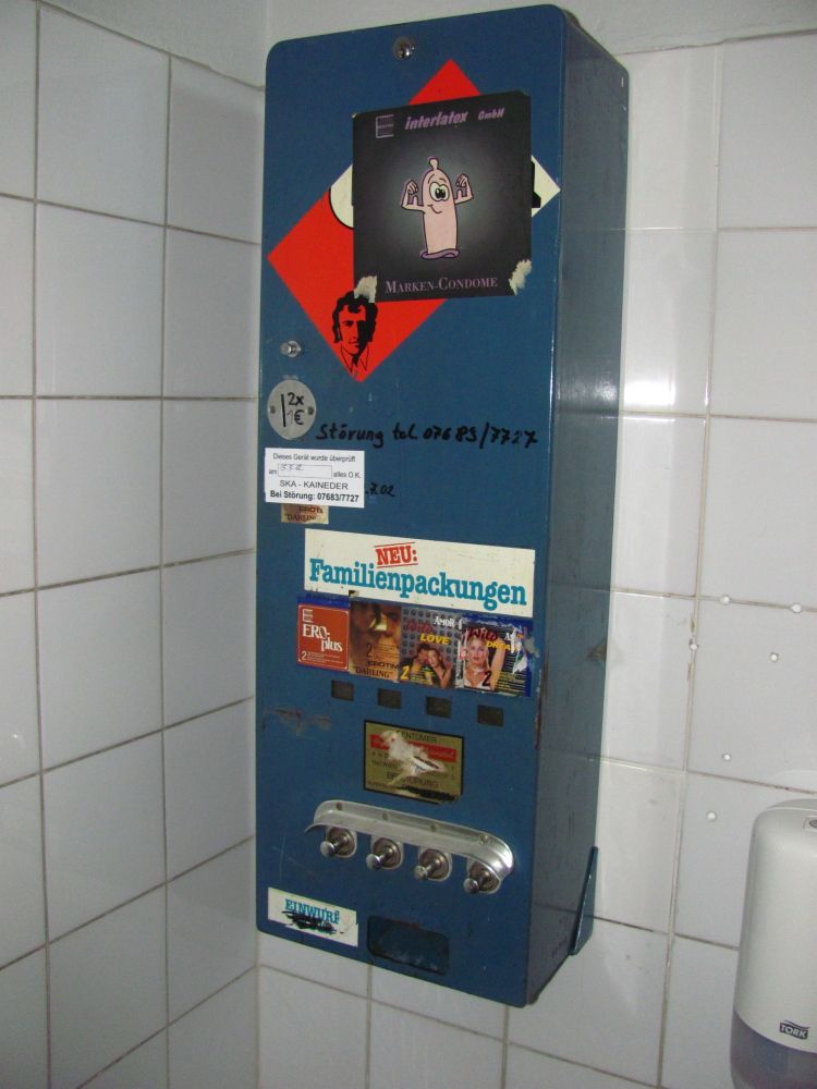 Pnsk WC na vlakovm ndra Eggenburg (asi 30 km jihozpadn od Znojma)