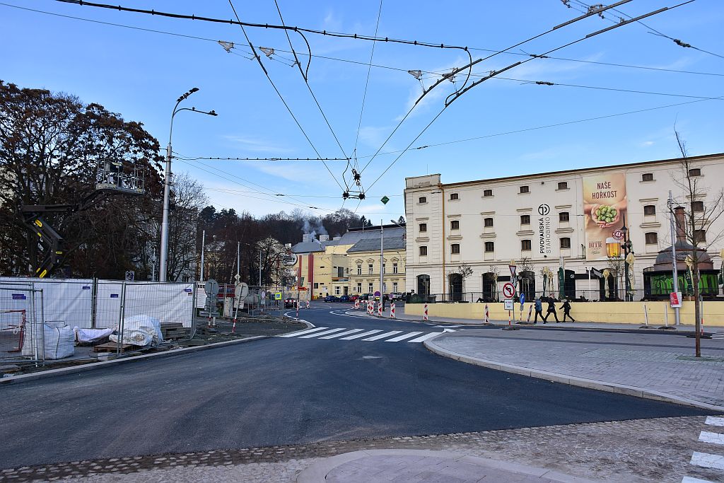 A kone�n� sj�d�c� v�hybka p�i j�zd� z termin�lu d�le do Pis�rek