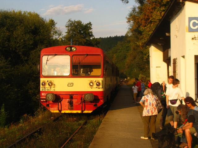 810 667 Sp 1834 S�zava zastavuje v Choceradech