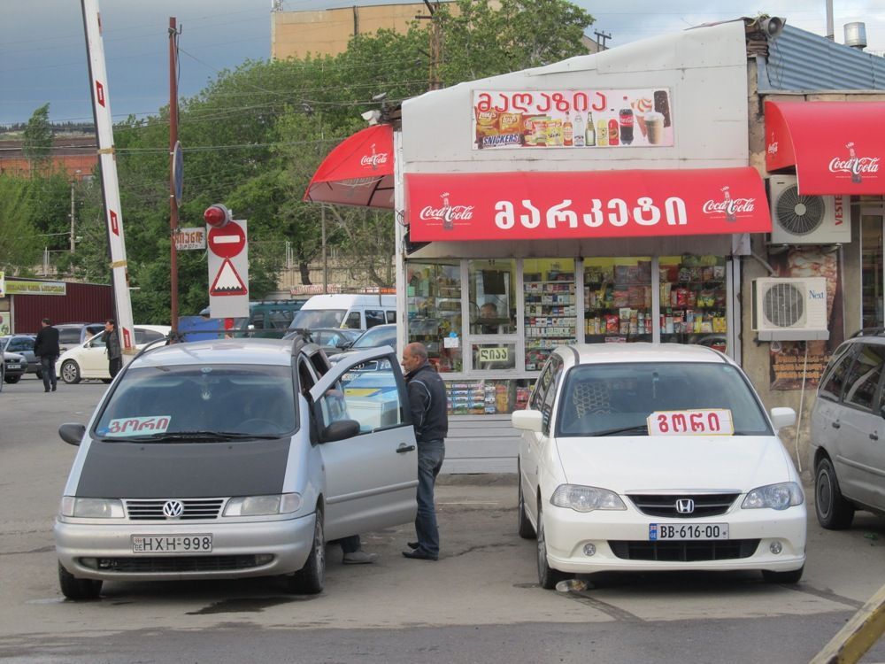 Tbilisi - na autobusovm ndra najdeme i linkov osobn auta