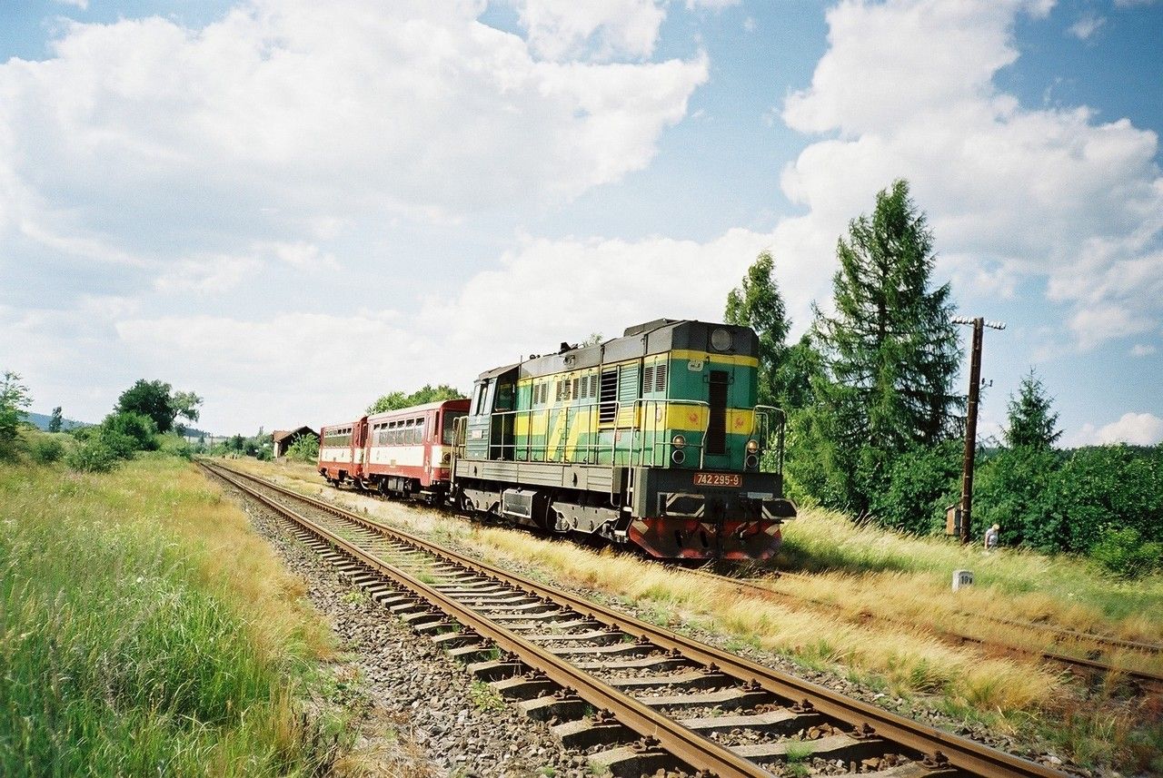 742.295 v Os z Blatna u Jes. do Rakovn�ka, odj�d� z dopravny P�ovlky (od. 15:26), 20.6.2003