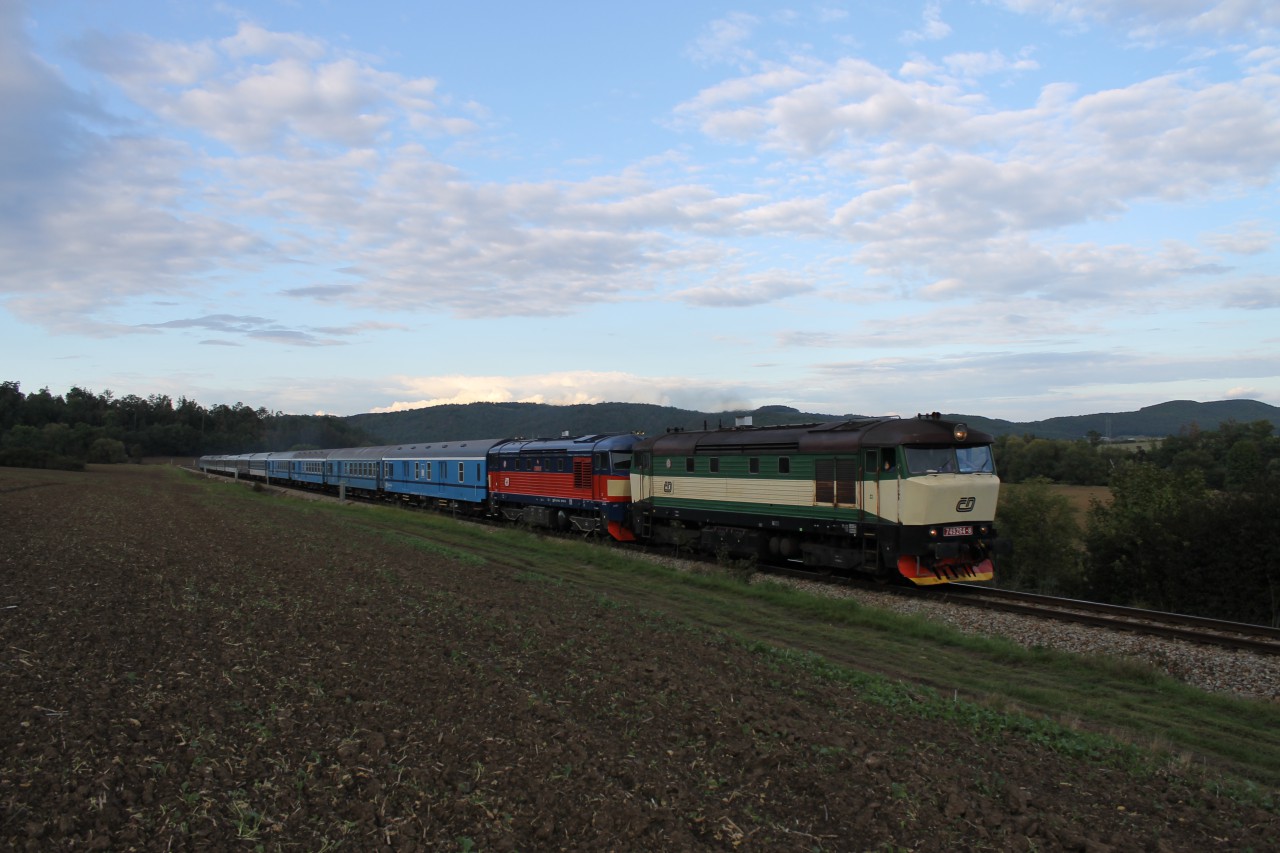 achov vlak, Lochovice, 20.9.2017; 749 264-8 + 749 121-0