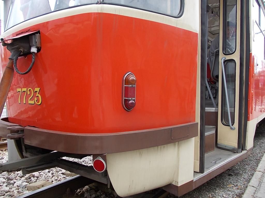 Na vozech T3 se mi l�bila tato star� sv�t�lka. Ta nov� hranat� se na kulat� tramvaje v�bec nehod�.