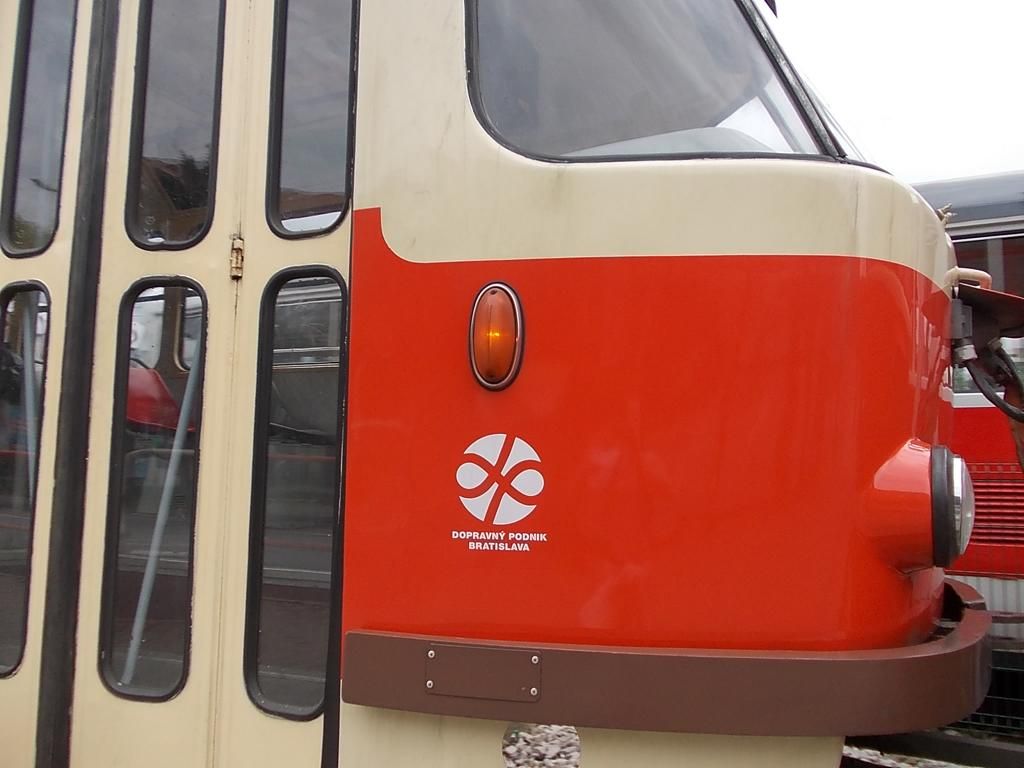 Na vozech T3 se mi l�bila tato star� sv�t�lka. Ta nov� hranat� se na kulat� tramvaje v�bec nehod�.